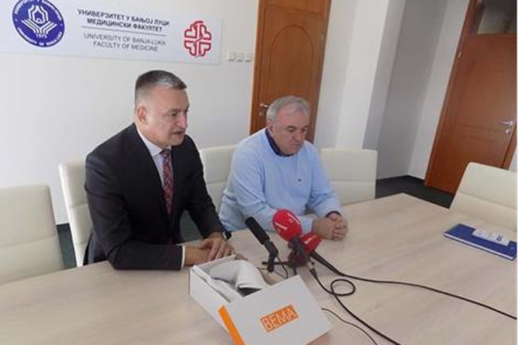 Medicinskom fakultetu donirano 60 ortopedskih papuča
