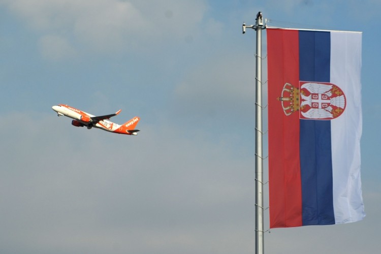 Na beogradskom aerodromu podignuta najveća srpska zastava