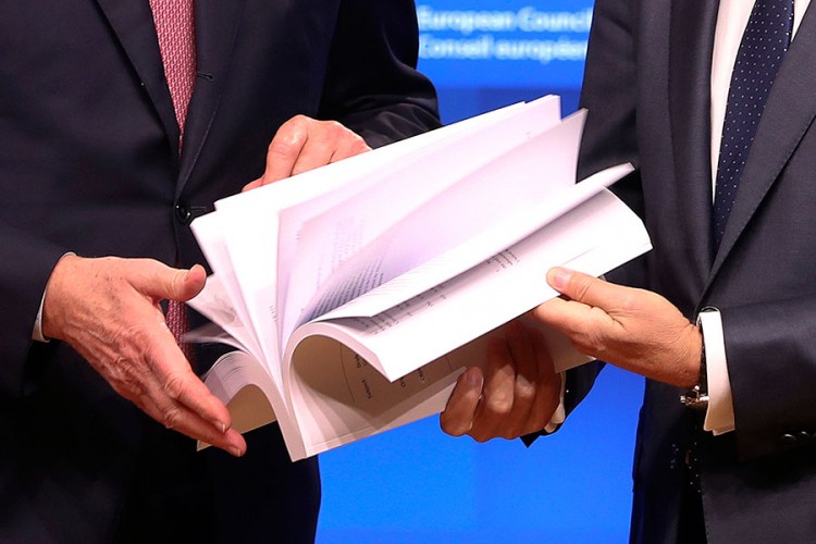 Pariz traži izmjene nacrta sporazuma o izlasku Britanije, Merkel zadovoljna
