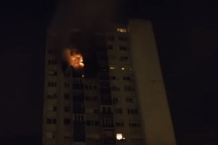 Vatra zahvatila tri sprata solitera, poginuo stanar