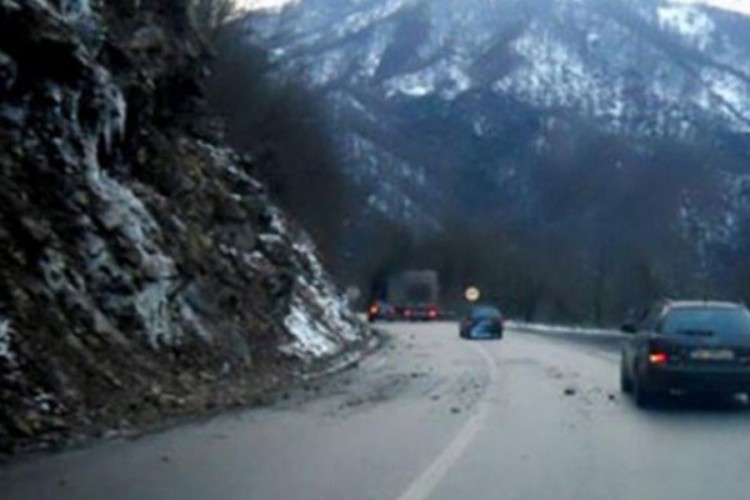Ugažen snijeg, poledica i jak vjetar otežavaju saobraćaj na pojedinim dionicama