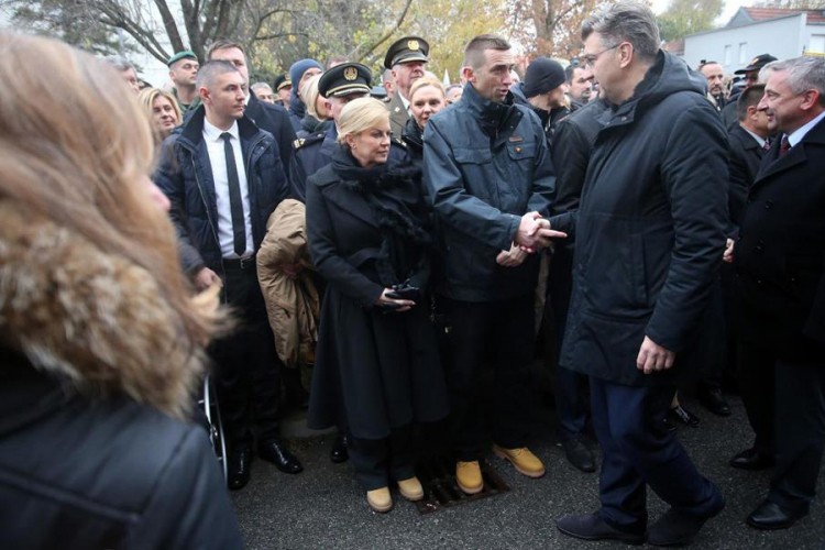 Vrh Hrvatske u vukovarskoj "Koloni sjećanja", Kolinda ponovo u "zengama"
