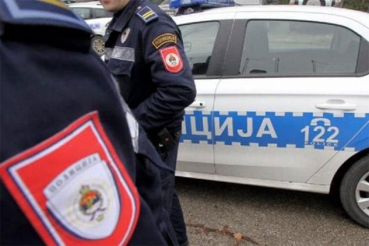 Polupao automobil ispred noćnog kluba u Banjaluci