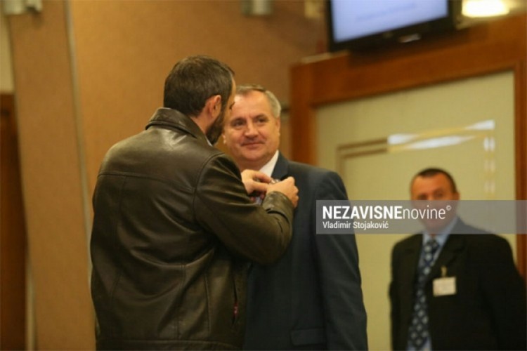 Novinari dijelili bedževe poslanicima u skupštinskom holu