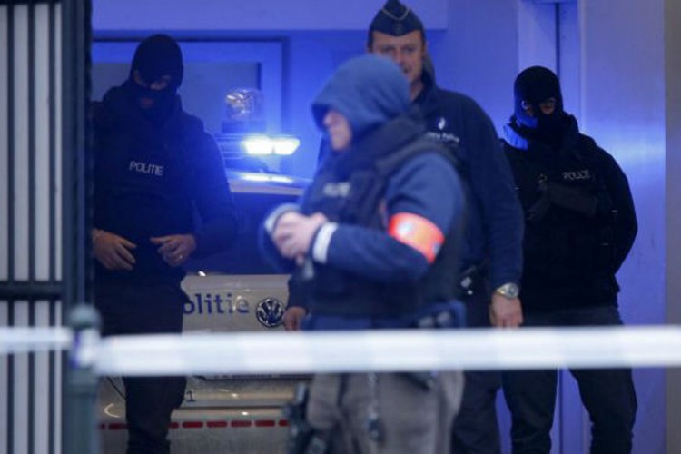 Napadač nožem ranio policajca uzvikujući "Alahu ekbar"