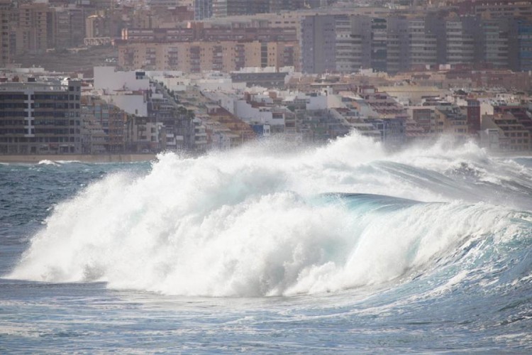 Ogromni talasi se obrušili na Tenerife