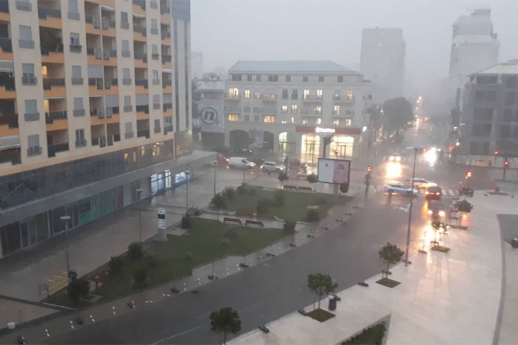 Jako nevrijeme u Podgorici, poplavljene ulice
