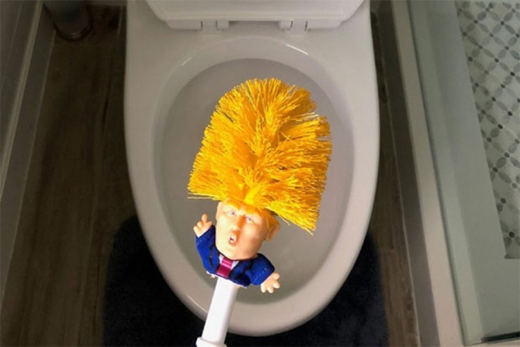 Trampov lik na četki za WC šolju