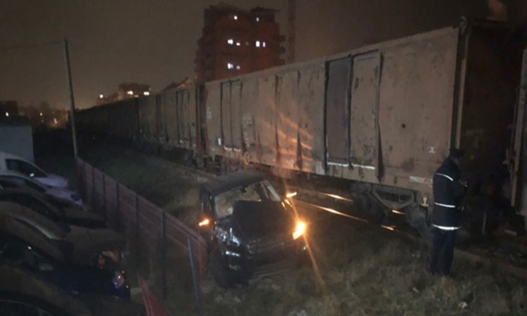 Vozač rendž rovera teško povrijeđen u sudaru s vozom