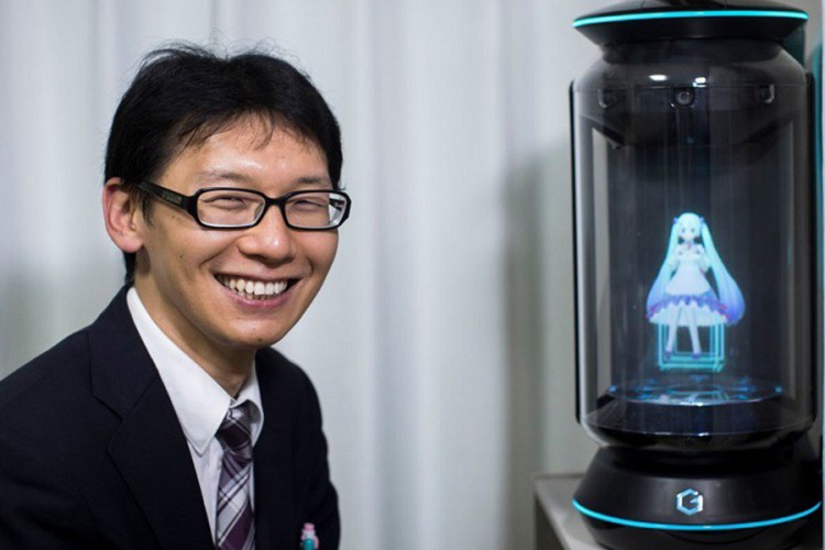 Japanac se oženio hologramom