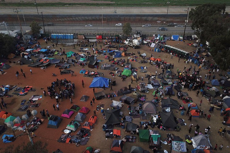 Preko 4.000 migranata na granici SAD, vojska pripravna