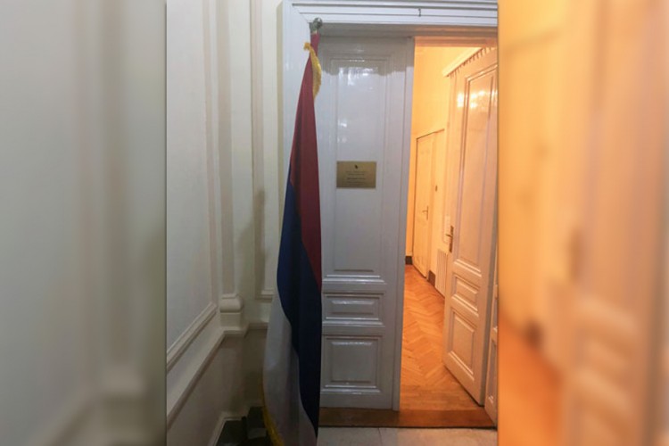 Ispred Dodikovog kabineta u Sarajevu zastava RS