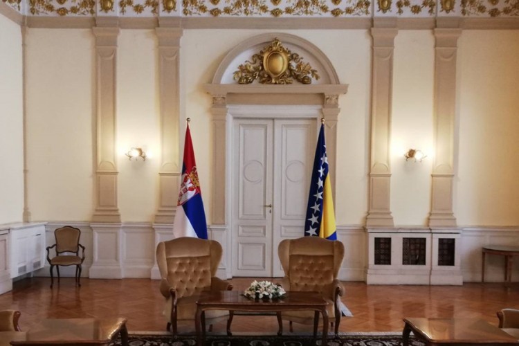 Komšić i Džaferović osuđuju postavljanje zastave RS u Predsjedništvu BiH