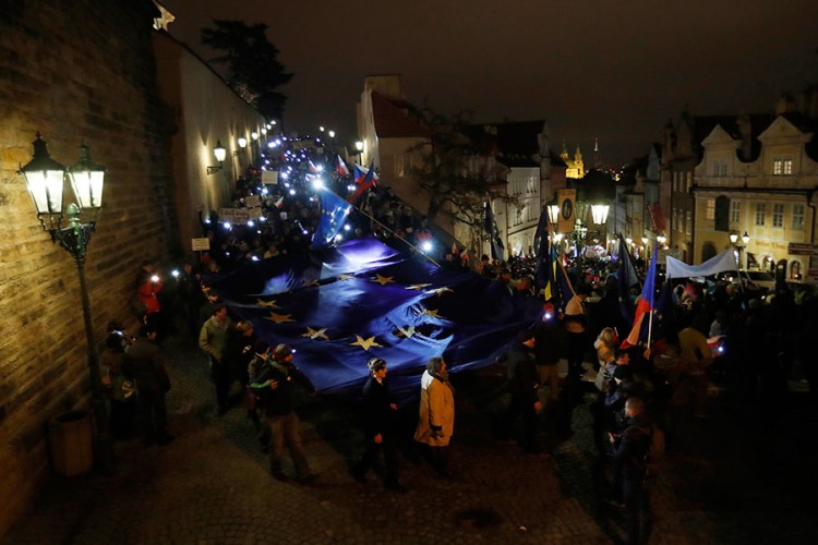 Protest Čeha pošto je vladi izglasano povjerenje