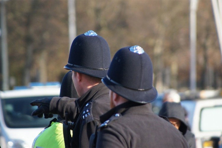 Napad nožem na policajca, uhapšena jedna osoba