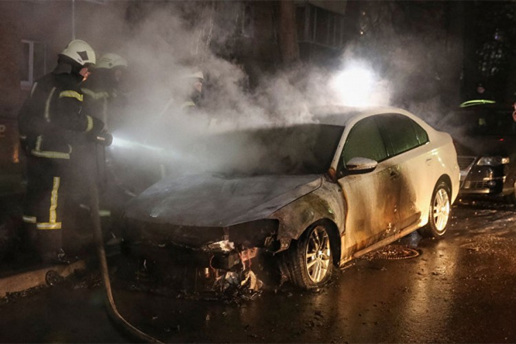Spaljen automobil ruske ambasade