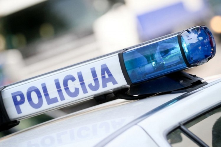 Troje povrijeđenih u teškom udesu kod Kladnja, saobraćaj usporen