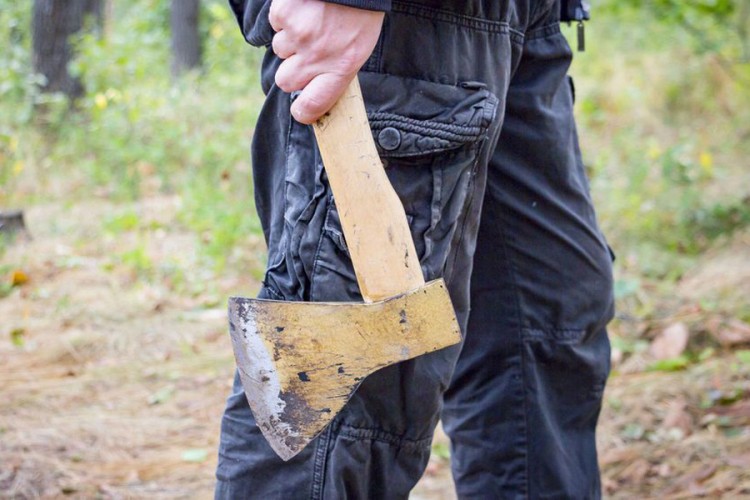 Otac, sin i rođak mlatili se kocem i sjekirom