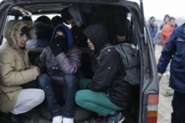 Pokušao da prokrijumčari 18 migranata