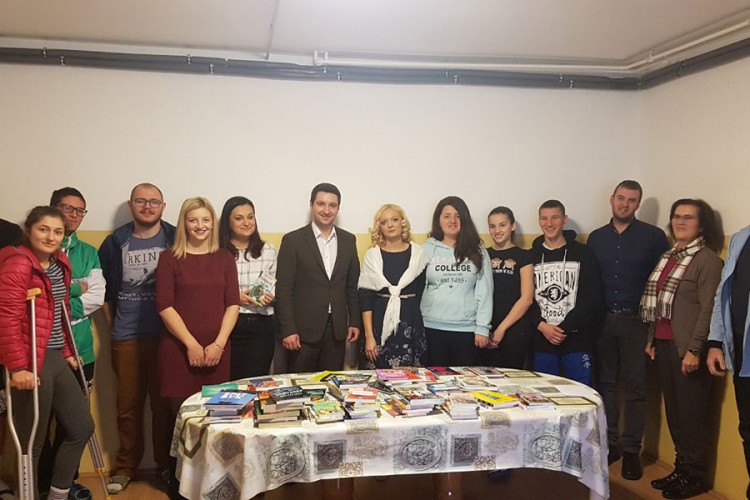 Organizacija "Mali svet Kanada" donirala knjige Domu "Rada Vranješević"