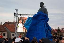Kitarović otkrila spomenik Tuđmanu u Zagrebu