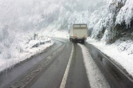 Otežan saobraćaj, na prevojima do 20 centimetara snijega