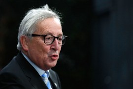 Junker snimljen kako mrsi kosu ženi na ulazu u sjedište Evropske ...