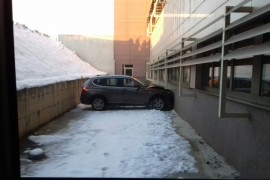Sletio s parkinga pa udario u UKC RS