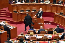 Rama zasut jajima u parlamentu
