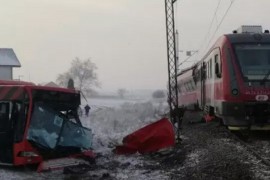 Autobus prepolovljen u naletu voza kod Niša, najmanje troje mrtvih