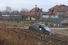 Vozač automobila koji je udario u voz bio pijan