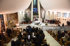 Vjernici na božićnoj misi u Banjaluci: Trebamo biti što sličniji ...