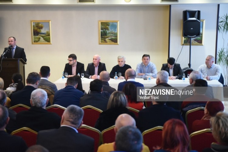 Članovi raspuštenog banjalučkog odbora DNS-a napustili stranku