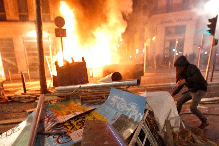 Poginula jedna osoba tokom protesta u Parizu