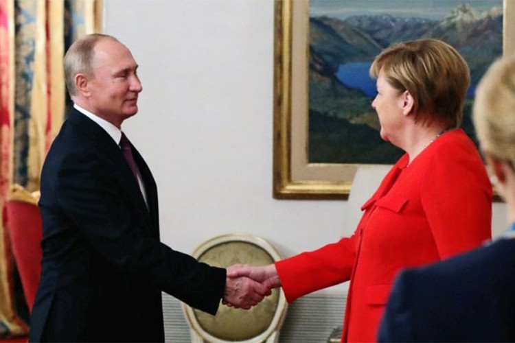 Šta je Putin rekao Merkelovoj i Makronu pa su zanijemili