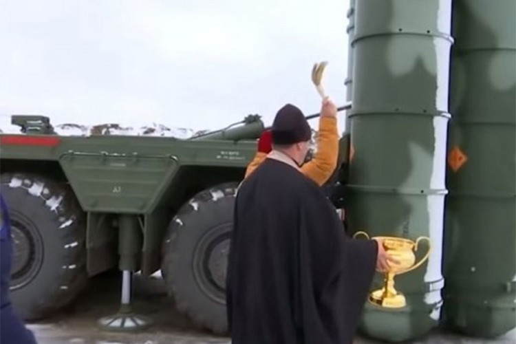Ruski sveštenik osveštao novi S-400 na Krimu