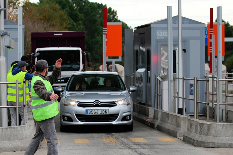 Žena tokom protesta u Marseju zatvarala prozore, pogodio je suzavac i ubio