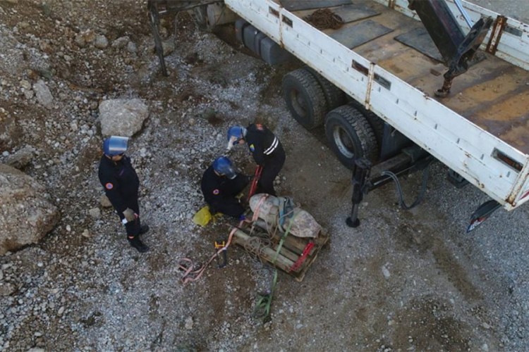 Bomba iz Drugog svjetskog rata pronađena kod Mostara natovarena na prikolicu