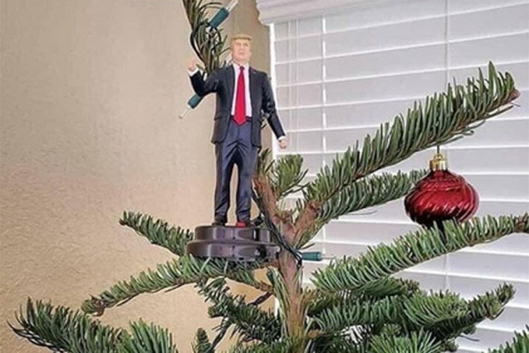 Donald Tramp Džunior stavio svog oca na vrh jelke