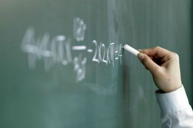 Profesor pretukao učenike jer su ga gađali kredom