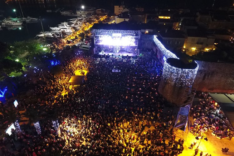 Najluđa noć u Budvi uz zvuke Dine Merlina