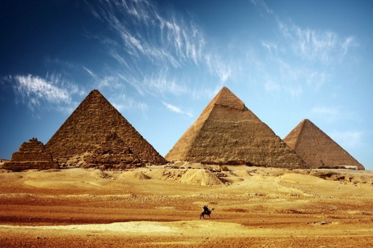 Skinuli se goli i vodili ljubav na vrhu Keopsove piramide