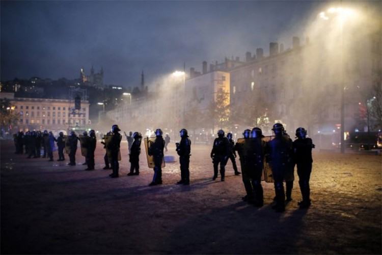 Francuska policija cijelu noć u pripravnosti, demonstranti se povlače