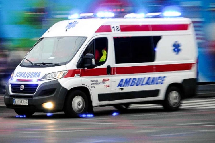 U prevrtanju saniteta troje povrijeđeno