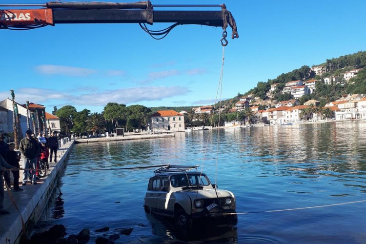 Parkirao da popije kafu, Renault završio u moru