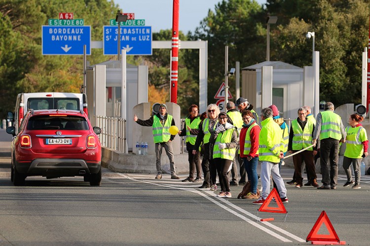 Desetine "žutih prsluka" pred sudom, izrečene prve presude