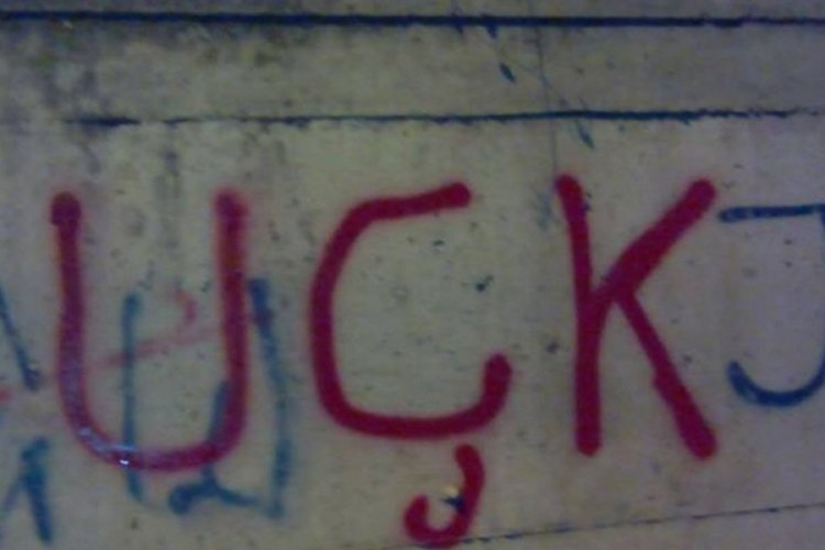 Grafiti "UČK" na srpskoj školi i kući u Lipljanu