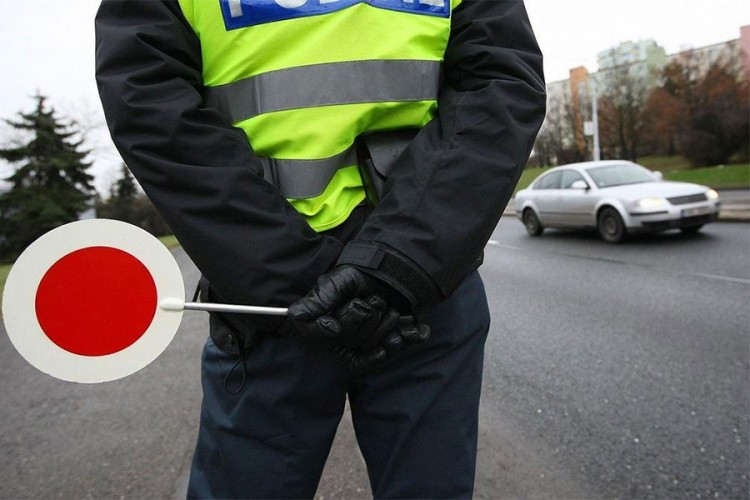 Policajac zaustavio Slovenca, a on ga udario i pobjegao