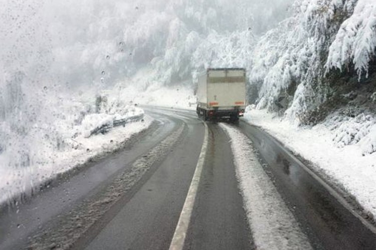 Otežan saobraćaj, na prevojima do 20 centimetara snijega