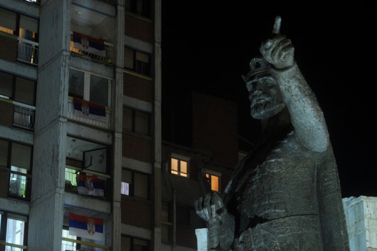 KFOR obezbjeđuje most u Kosovskoj Mitrovici, u sjevernom dijelu srpske zastave